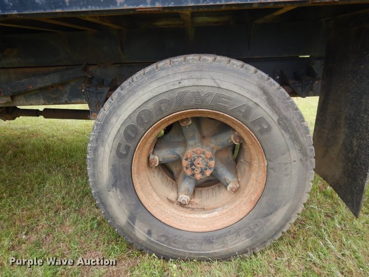 image for item DG6783 1987 International S1954/1900  dump flatbed truck