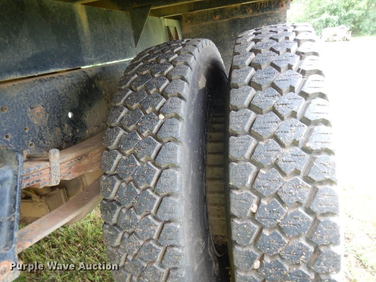 image for item DG6783 1987 International S1954/1900  dump flatbed truck