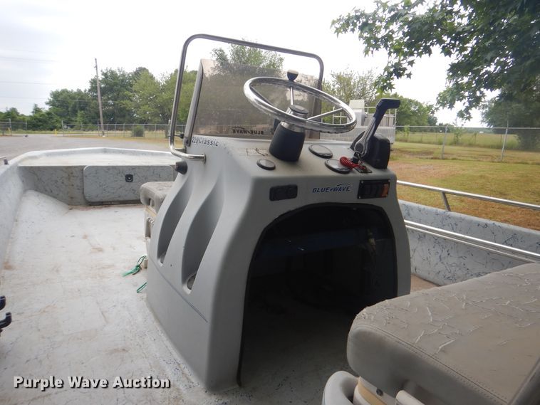 image for item GY9918 2005 Bluewave 220 Classic  boat