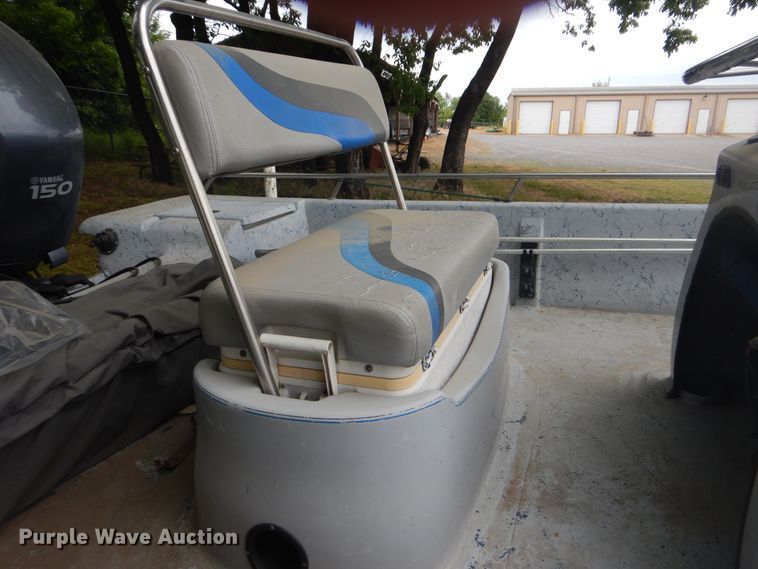 image for item GY9918 2005 Bluewave 220 Classic  boat