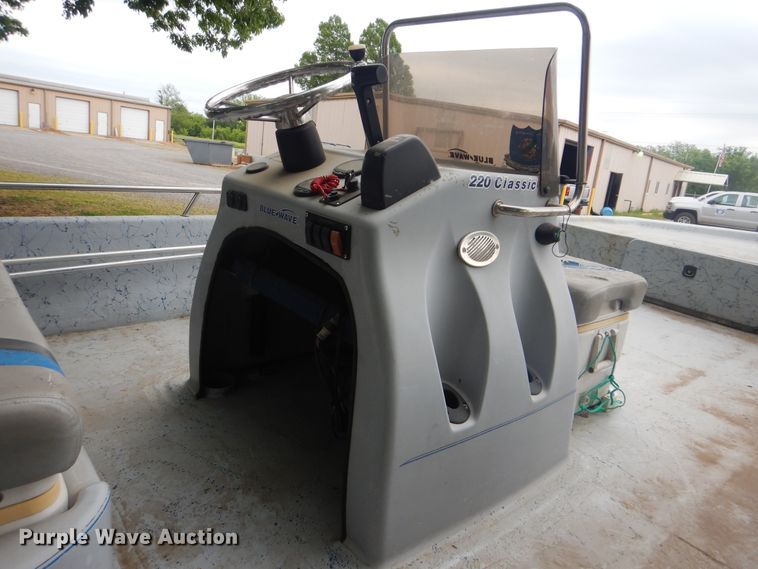 image for item GY9918 2005 Bluewave 220 Classic  boat