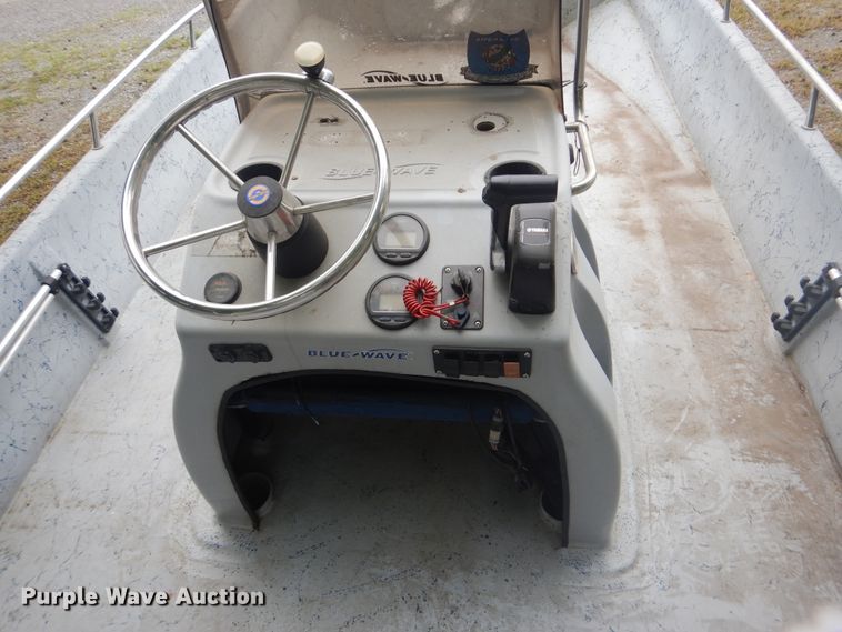 image for item GY9918 2005 Bluewave 220 Classic  boat
