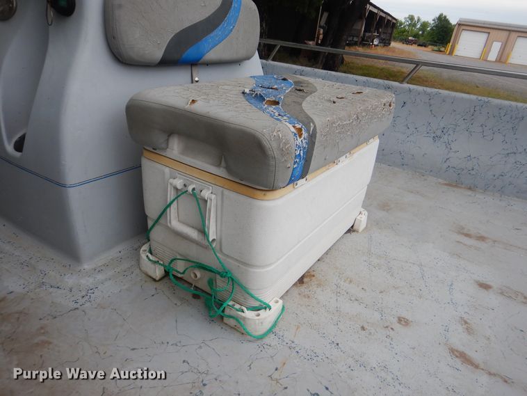 image for item GY9918 2005 Bluewave 220 Classic  boat