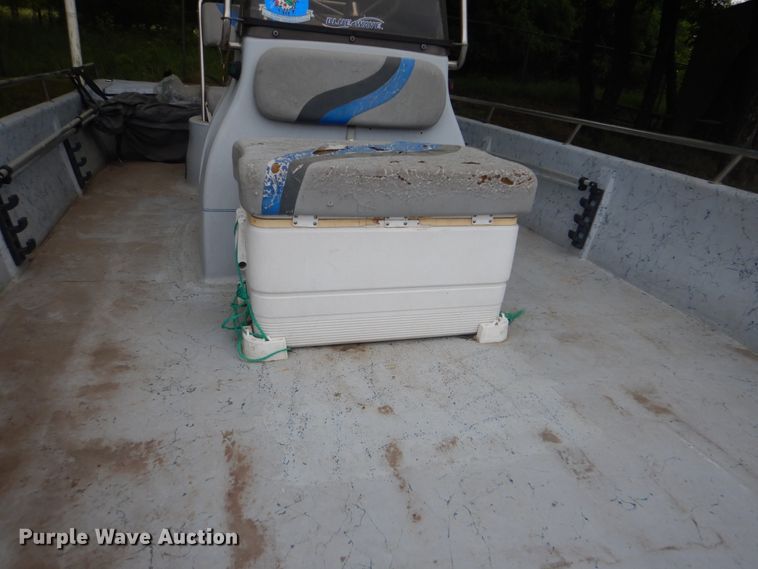 image for item GY9918 2005 Bluewave 220 Classic  boat