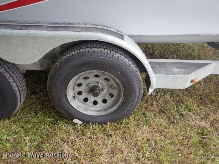 image for item GY9918 2005 Bluewave 220 Classic  boat