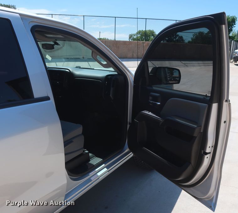 image for item HS9517 2015 Chevrolet Silverado 1500  Crew Cab pickup truck