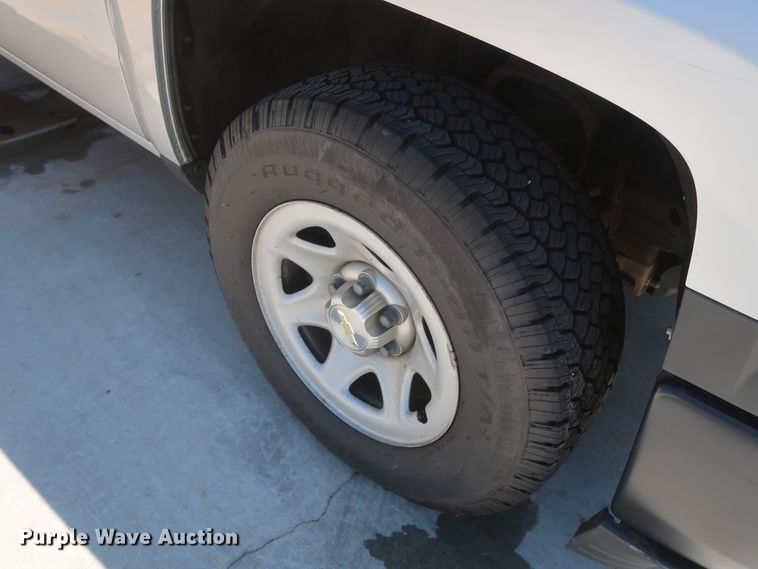 image for item HS9517 2015 Chevrolet Silverado 1500  Crew Cab pickup truck