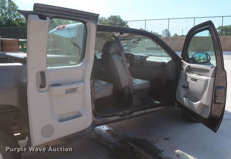 image for item HS9528 2011 Chevrolet Silverado 1500  Ext. Cab pickup truck