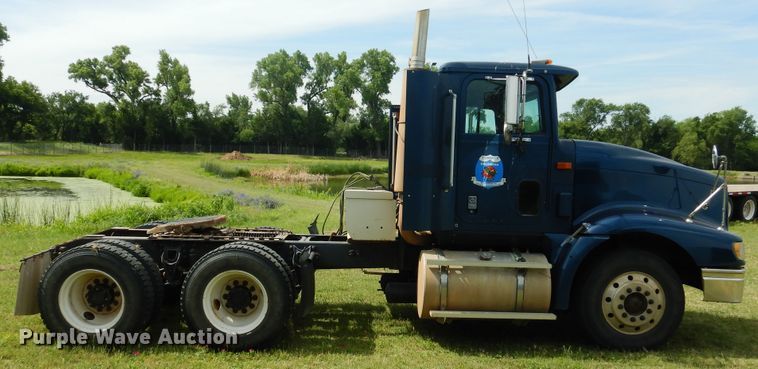 image for item HV9020 1998 International 9400  semi truck