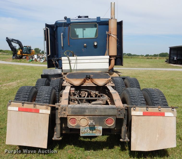 image for item HV9020 1998 International 9400  semi truck