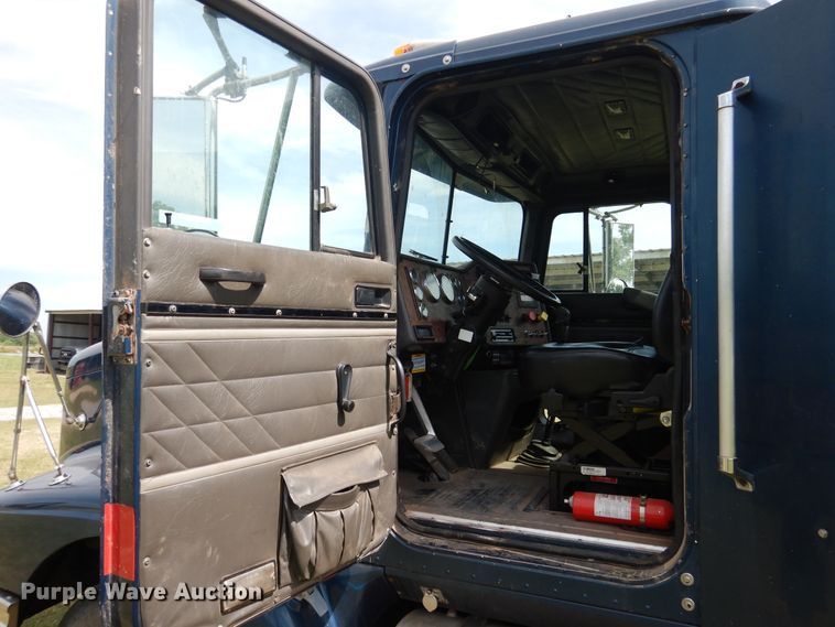 image for item HV9020 1998 International 9400  semi truck