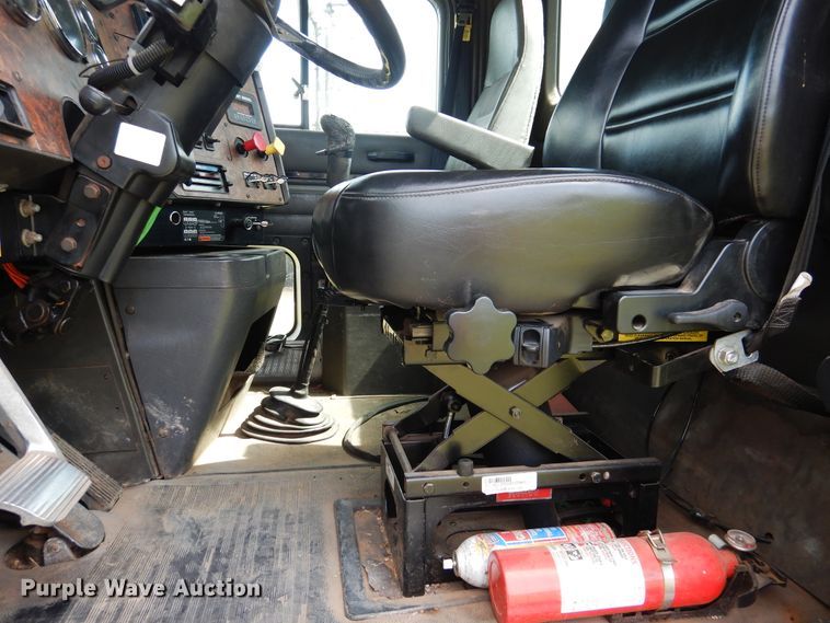 image for item HV9020 1998 International 9400  semi truck