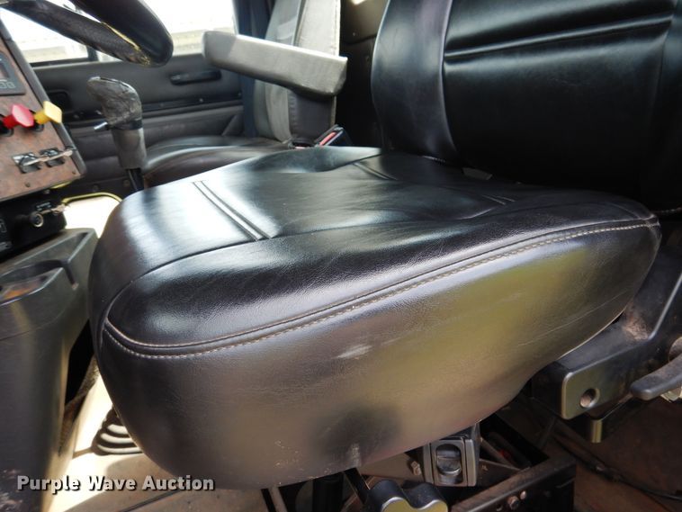 image for item HV9020 1998 International 9400  semi truck