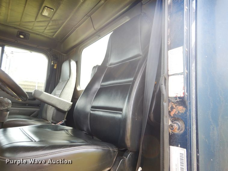 image for item HV9020 1998 International 9400  semi truck