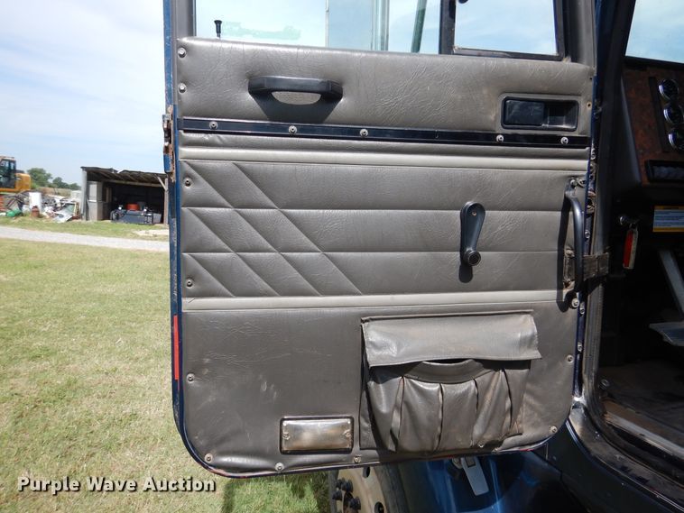 image for item HV9020 1998 International 9400  semi truck