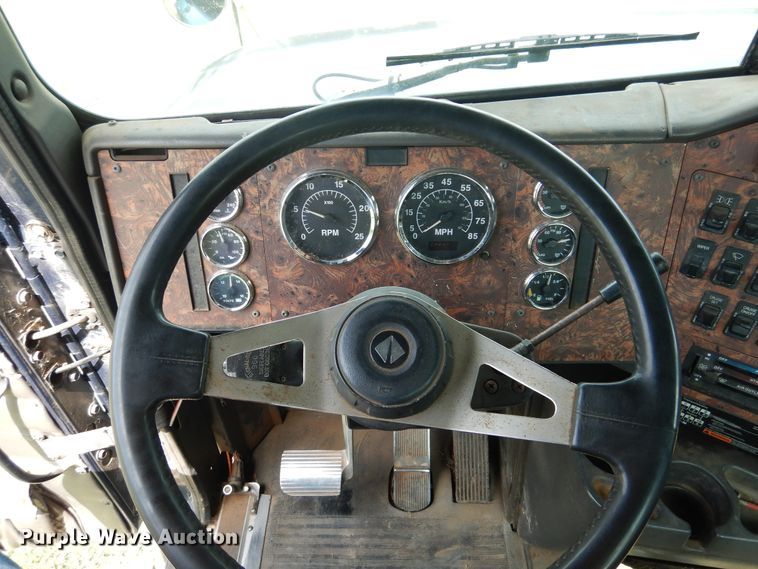 image for item HV9020 1998 International 9400  semi truck