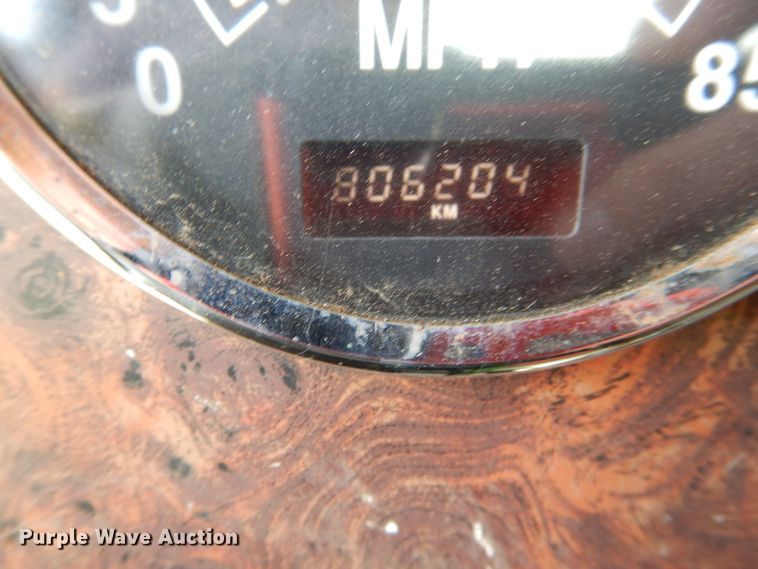 image for item HV9020 1998 International 9400  semi truck