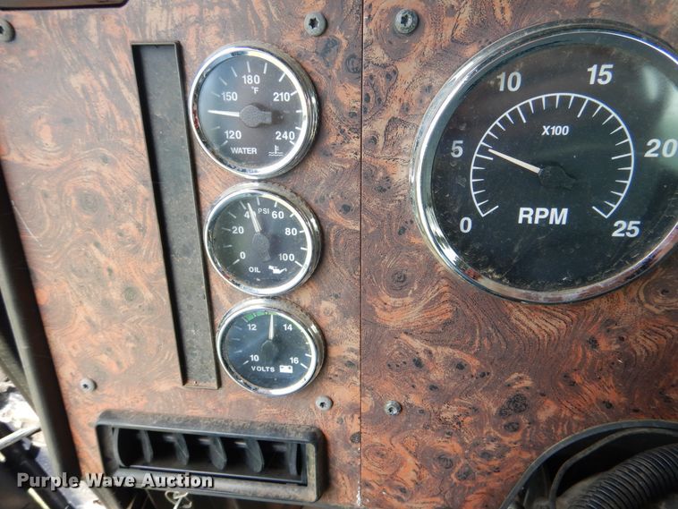 image for item HV9020 1998 International 9400  semi truck