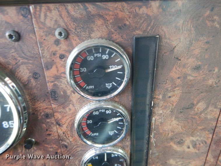 image for item HV9020 1998 International 9400  semi truck