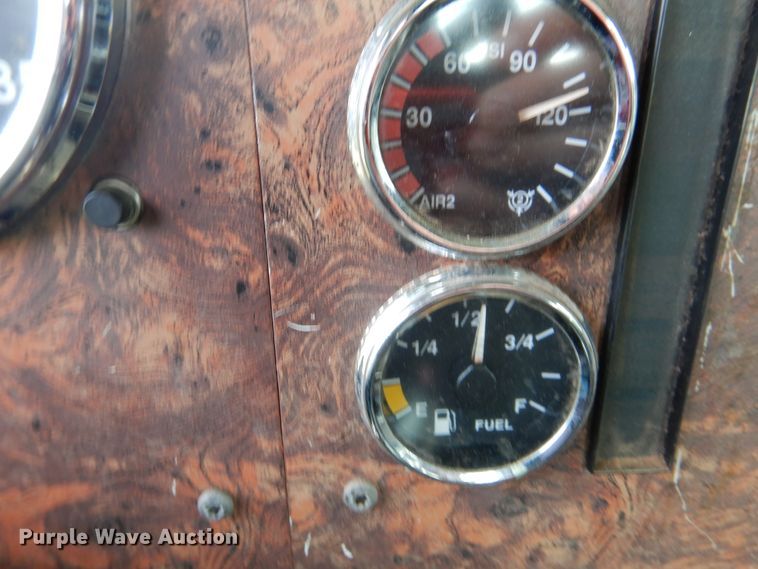 image for item HV9020 1998 International 9400  semi truck