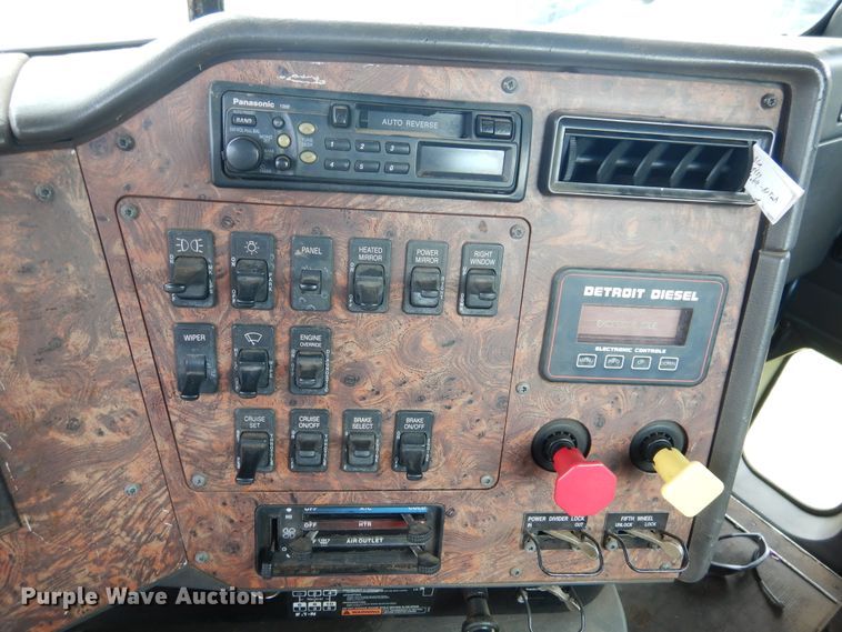 image for item HV9020 1998 International 9400  semi truck