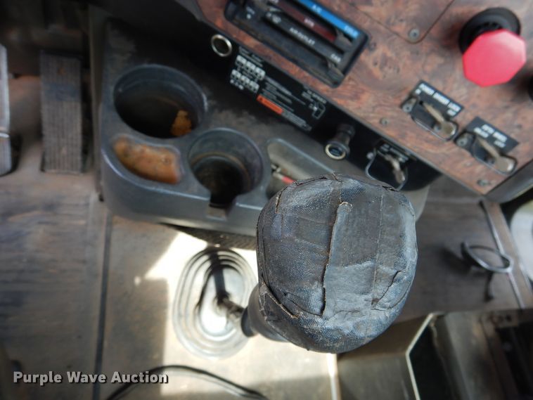 image for item HV9020 1998 International 9400  semi truck