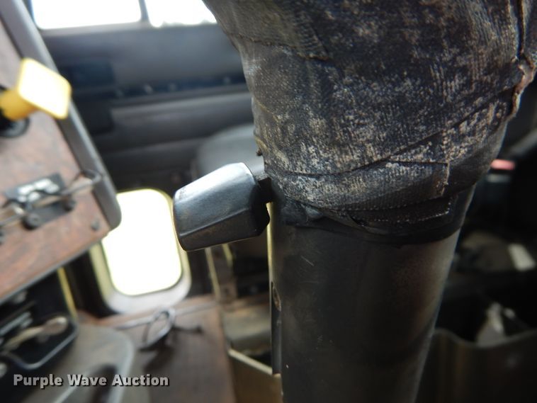 image for item HV9020 1998 International 9400  semi truck