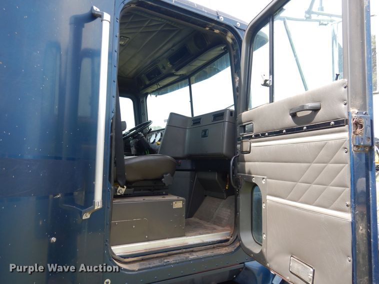 image for item HV9020 1998 International 9400  semi truck