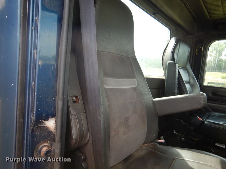 image for item HV9020 1998 International 9400  semi truck