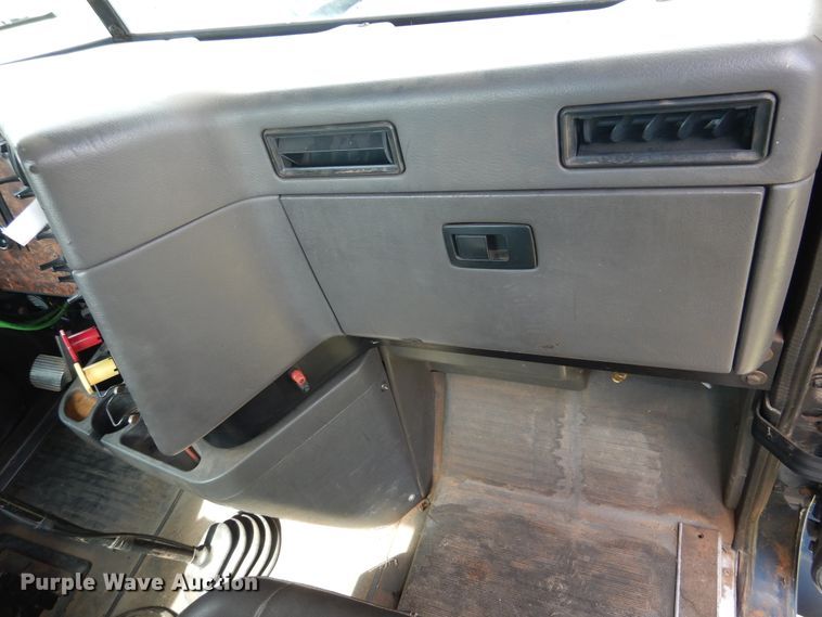 image for item HV9020 1998 International 9400  semi truck