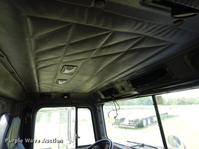 image for item HV9020 1998 International 9400  semi truck