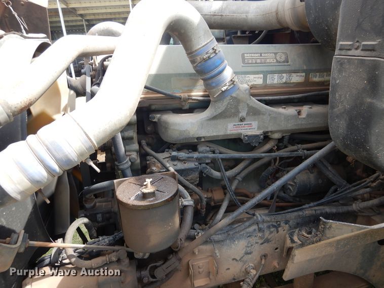 image for item HV9020 1998 International 9400  semi truck