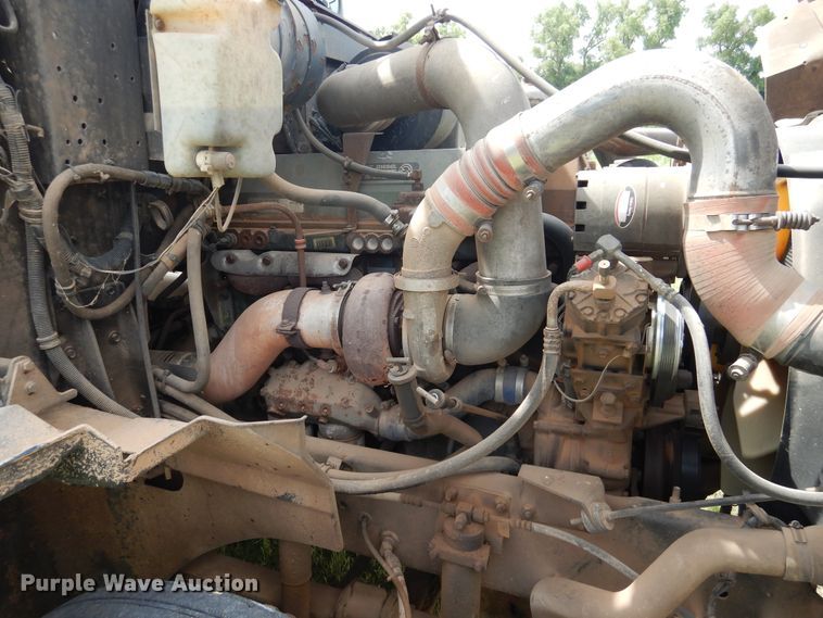 image for item HV9020 1998 International 9400  semi truck