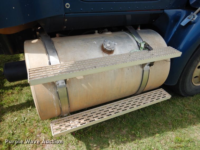 image for item HV9020 1998 International 9400  semi truck