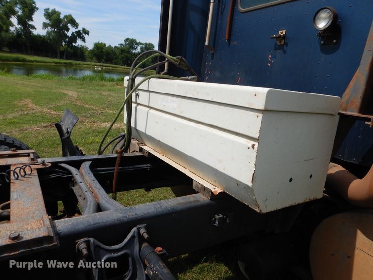 image for item HV9020 1998 International 9400  semi truck