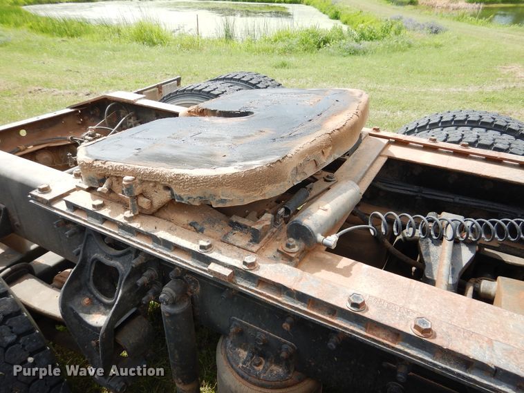 image for item HV9020 1998 International 9400  semi truck