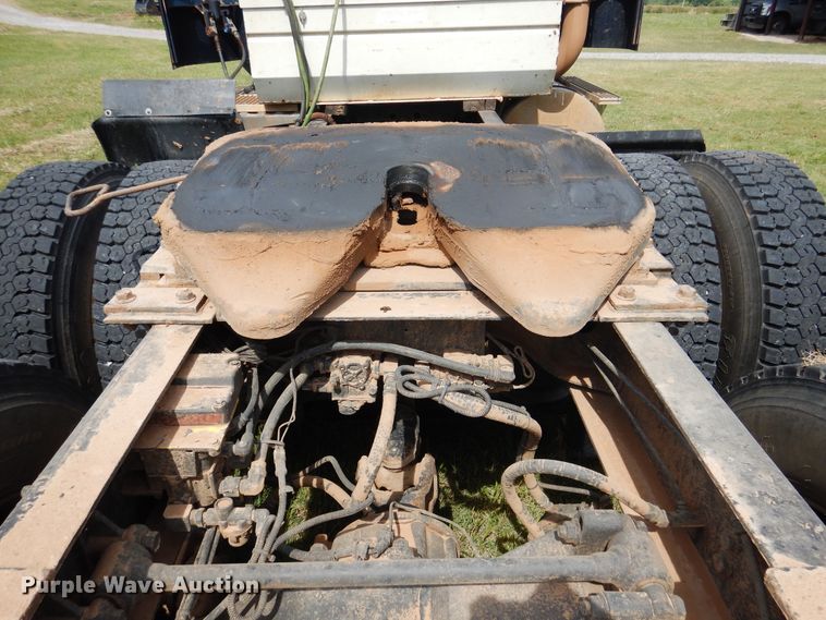 image for item HV9020 1998 International 9400  semi truck