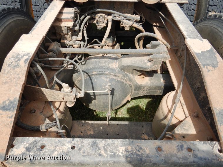 image for item HV9020 1998 International 9400  semi truck