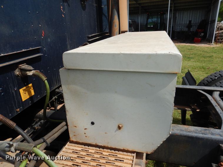 image for item HV9020 1998 International 9400  semi truck