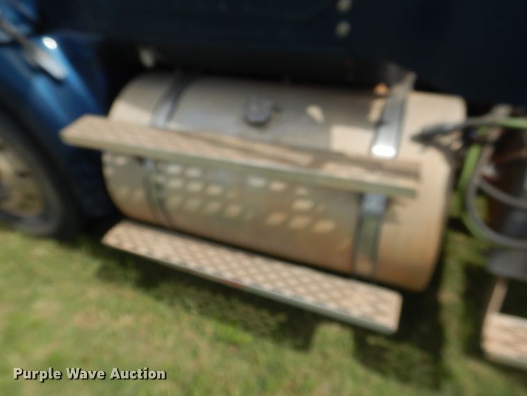 image for item HV9020 1998 International 9400  semi truck