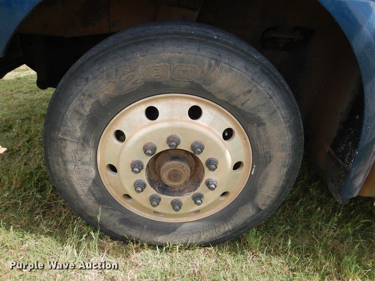 image for item HV9020 1998 International 9400  semi truck