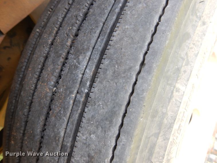 image for item HV9020 1998 International 9400  semi truck