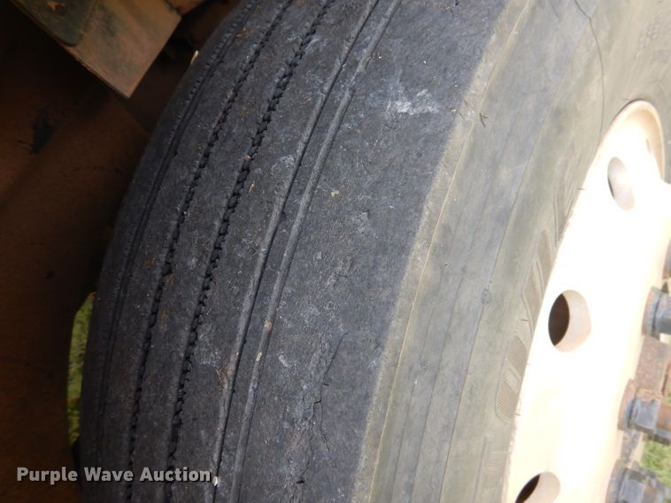 image for item HV9020 1998 International 9400  semi truck