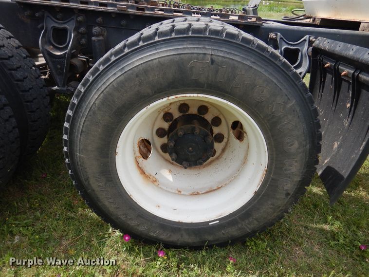 image for item HV9020 1998 International 9400  semi truck