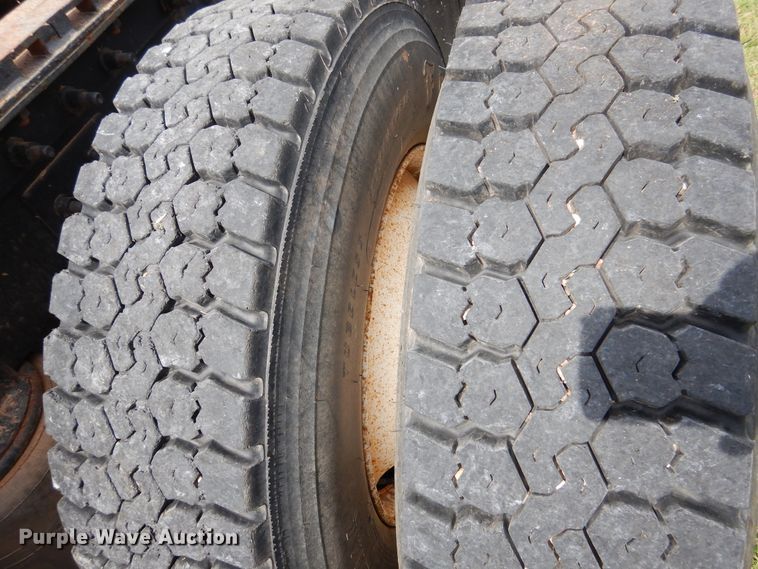 image for item HV9020 1998 International 9400  semi truck