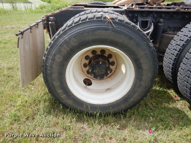 image for item HV9020 1998 International 9400  semi truck