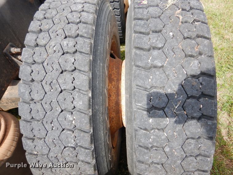 image for item HV9020 1998 International 9400  semi truck