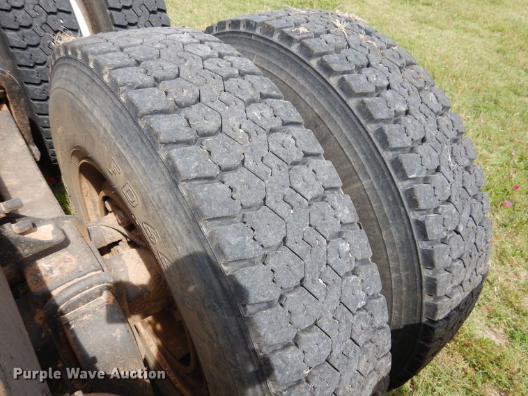 image for item HV9020 1998 International 9400  semi truck