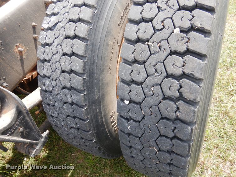 image for item HV9020 1998 International 9400  semi truck