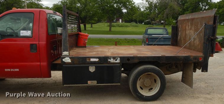 image for item DE5724 2001 Ford F450 Super Duty  flatbed truck